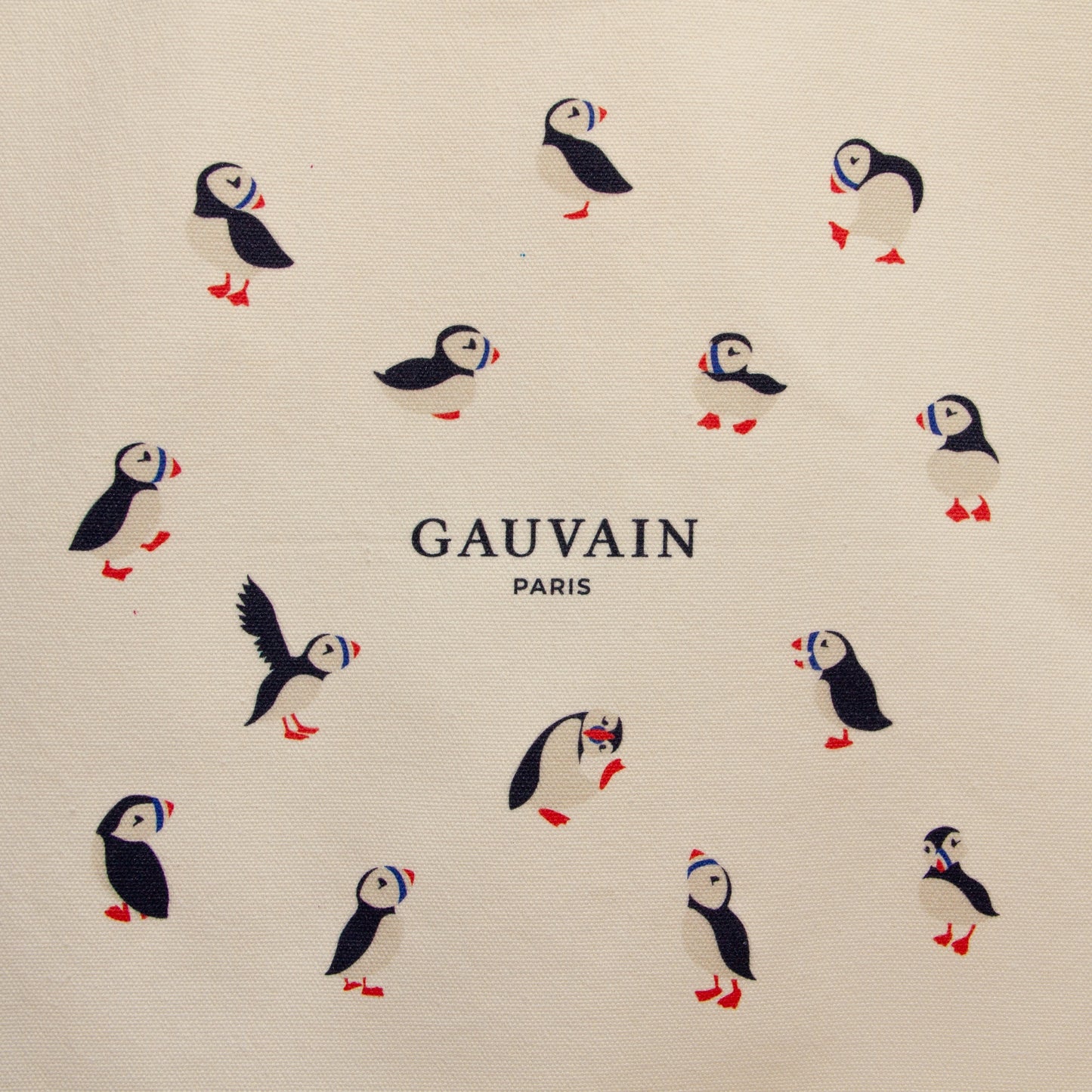 Détail du motif macareux imprimé, oiseaux noir, blanc, rouge et bleu