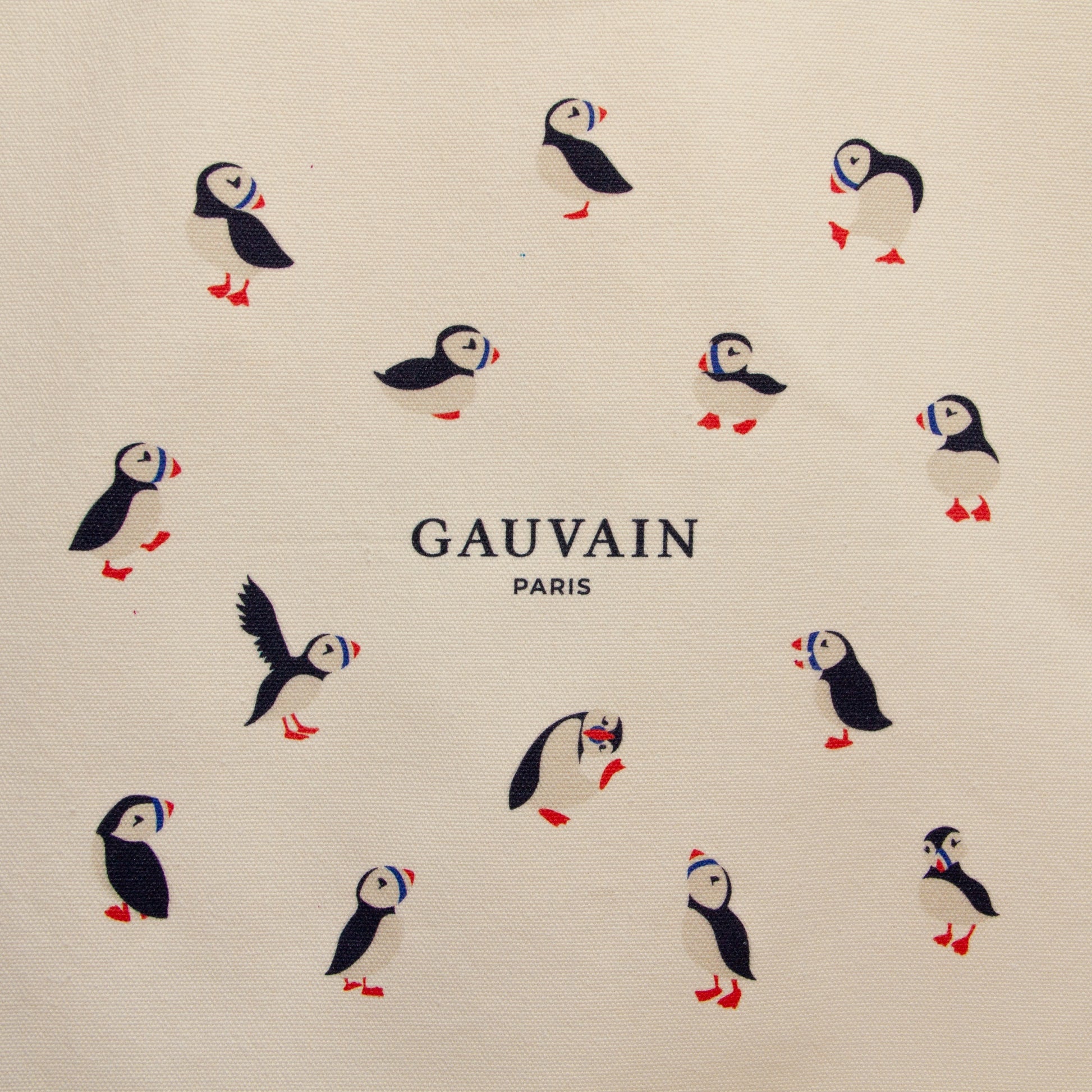 Détail du motif macareux imprimé, oiseaux noir, blanc, rouge et bleu
