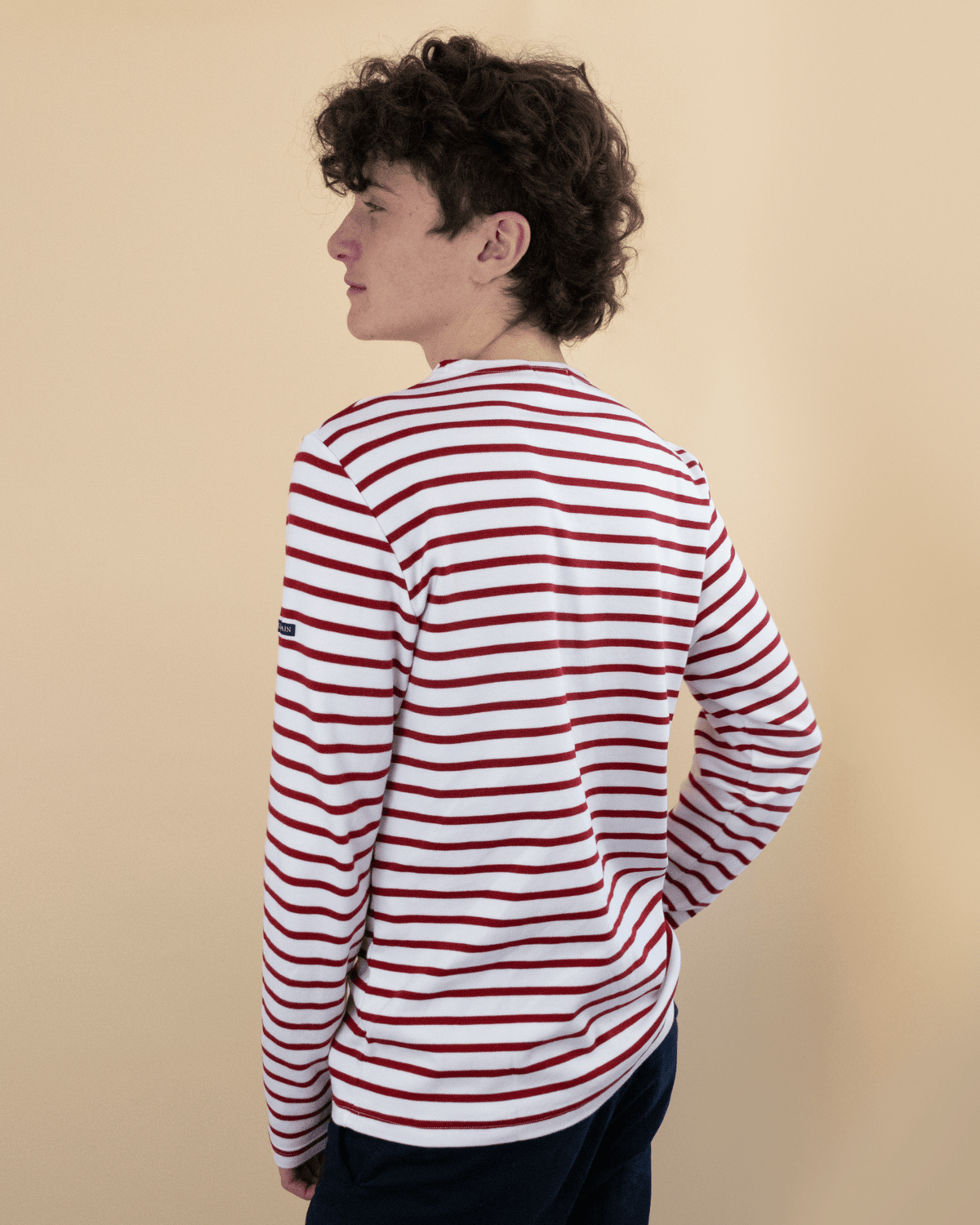 Marinière Originale Homme Rouge - Gauvain Paris, vue de trois quarts dos, studio