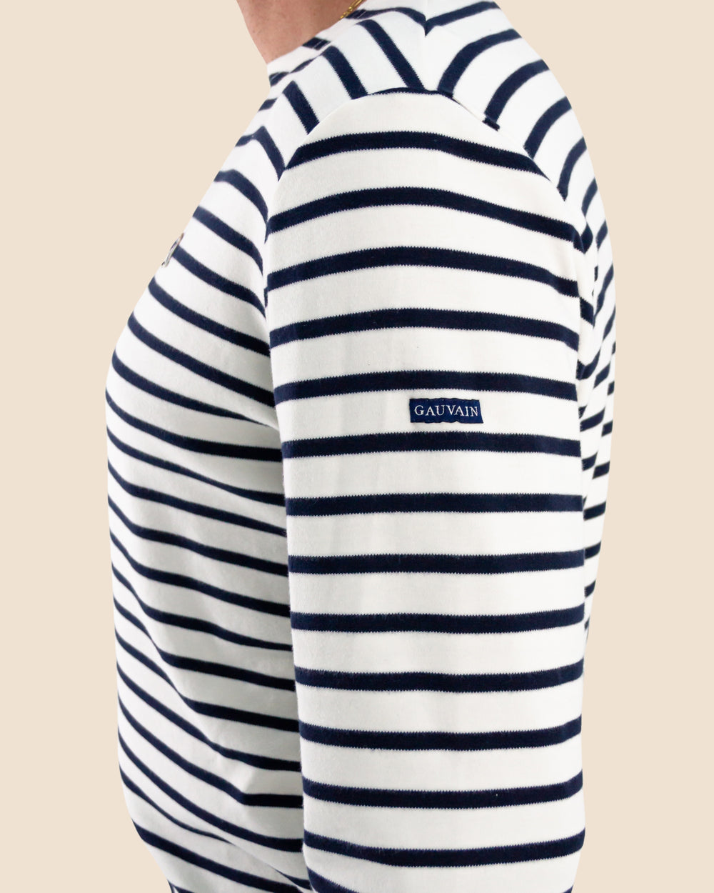 Marinière Originale Écru - Gauvain Paris, détail de la maille et de l'étiquette tissée
