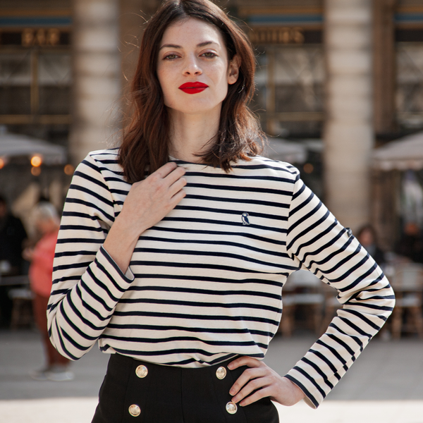 Mujer parisina vestida con una camiseta de rayas tipica de Francia
